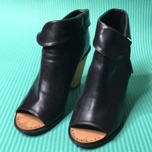 VINCE CAMUTO black short boots